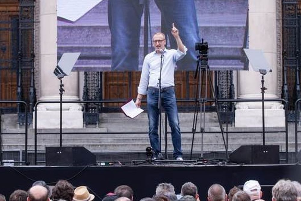 Pert fontolgat kirúgása miatt a Magyar Péter tüntetésén beszédet mondó Tarr Zoltán lelkész