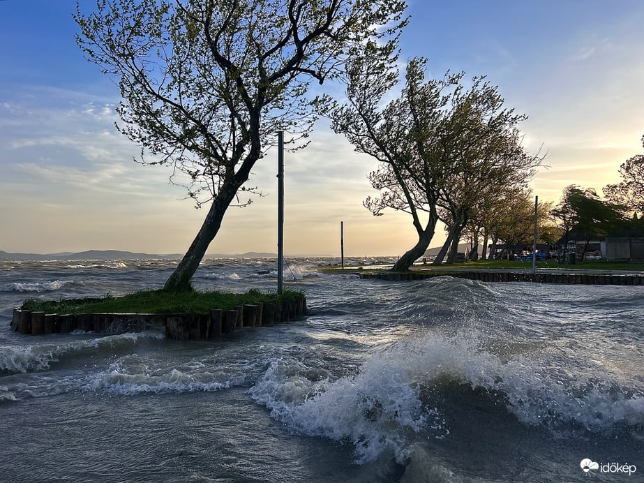 Megint megbillent a Balaton, olyan erős szél fúj