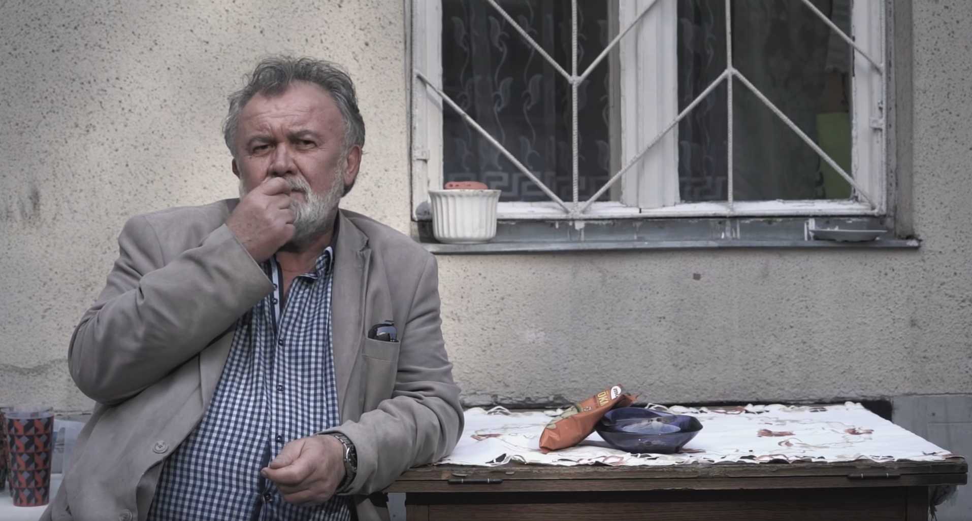 Csuja Imre verssel és focival köszönti a költészet napját egy erzsébetvárosi belső udvarból