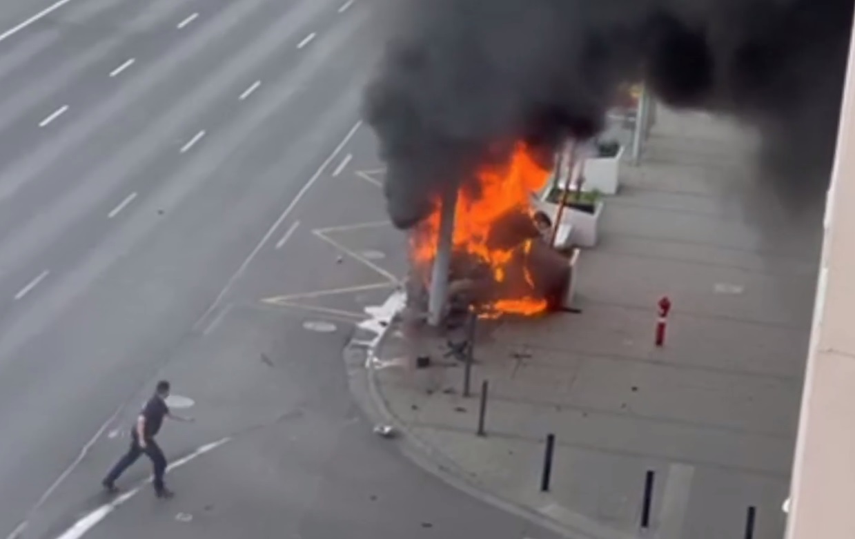 Porrá égett a személyautó, miután villanyoszlopnak csapódott a Váci úton