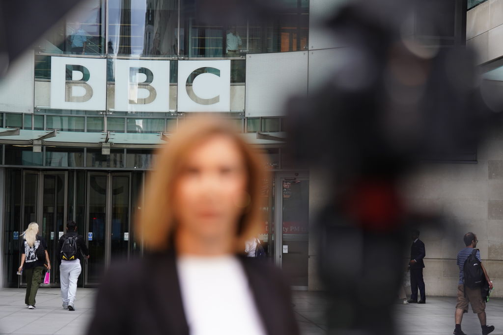Külföldi ügynöknek minősítettek két híres újságírót az oroszok, köztük a  BBC tudósítóját