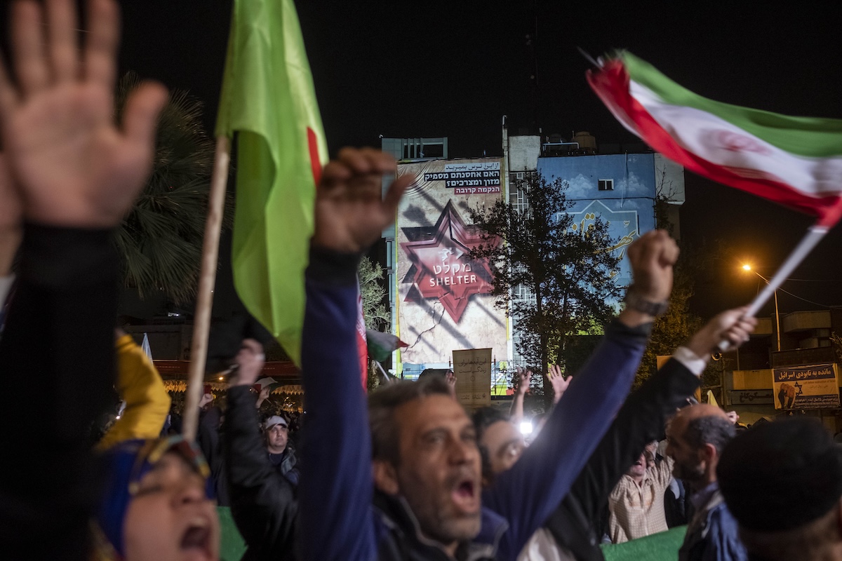 Ujjongva ünnepelték az iráni utcákon, hogy légitámadást indítottak Izrael ellen
