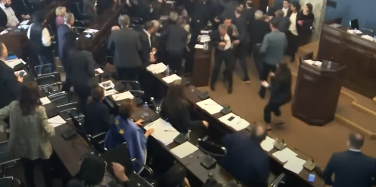 Brutális verekedés tört ki a grúz parlamentben - videó!
