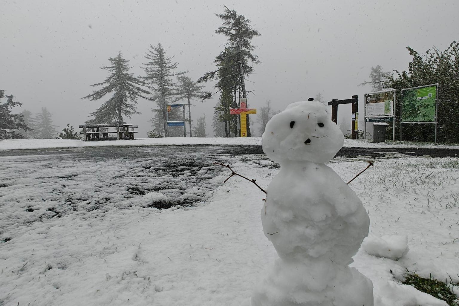 Megőrült az időjárás: hétfőn sorra dőltek a melegrekordok, kedden már szakadt a hó a Kőszegi-hegységben