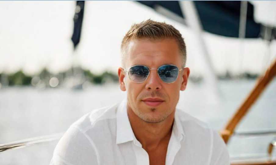 Magyar Péter elárverezi lenőizett napszemüvegét, már 1,2 millió forintnál jár a licit
