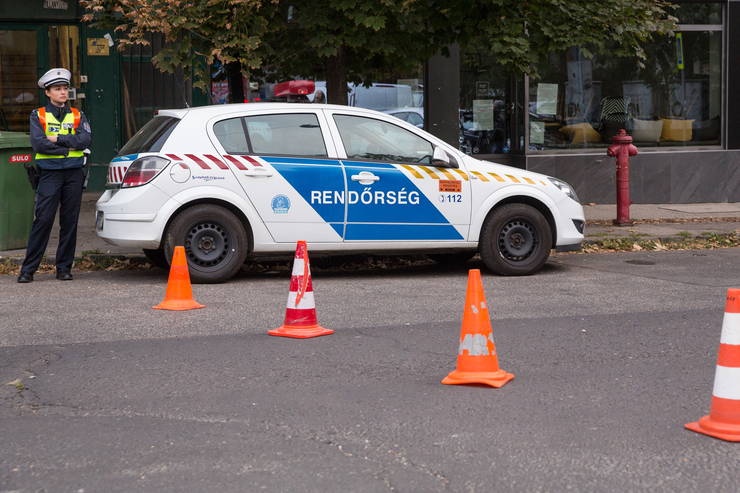 Brutális balesetek Budapesten: felborult és keresztbeálló autók miatt áll a város