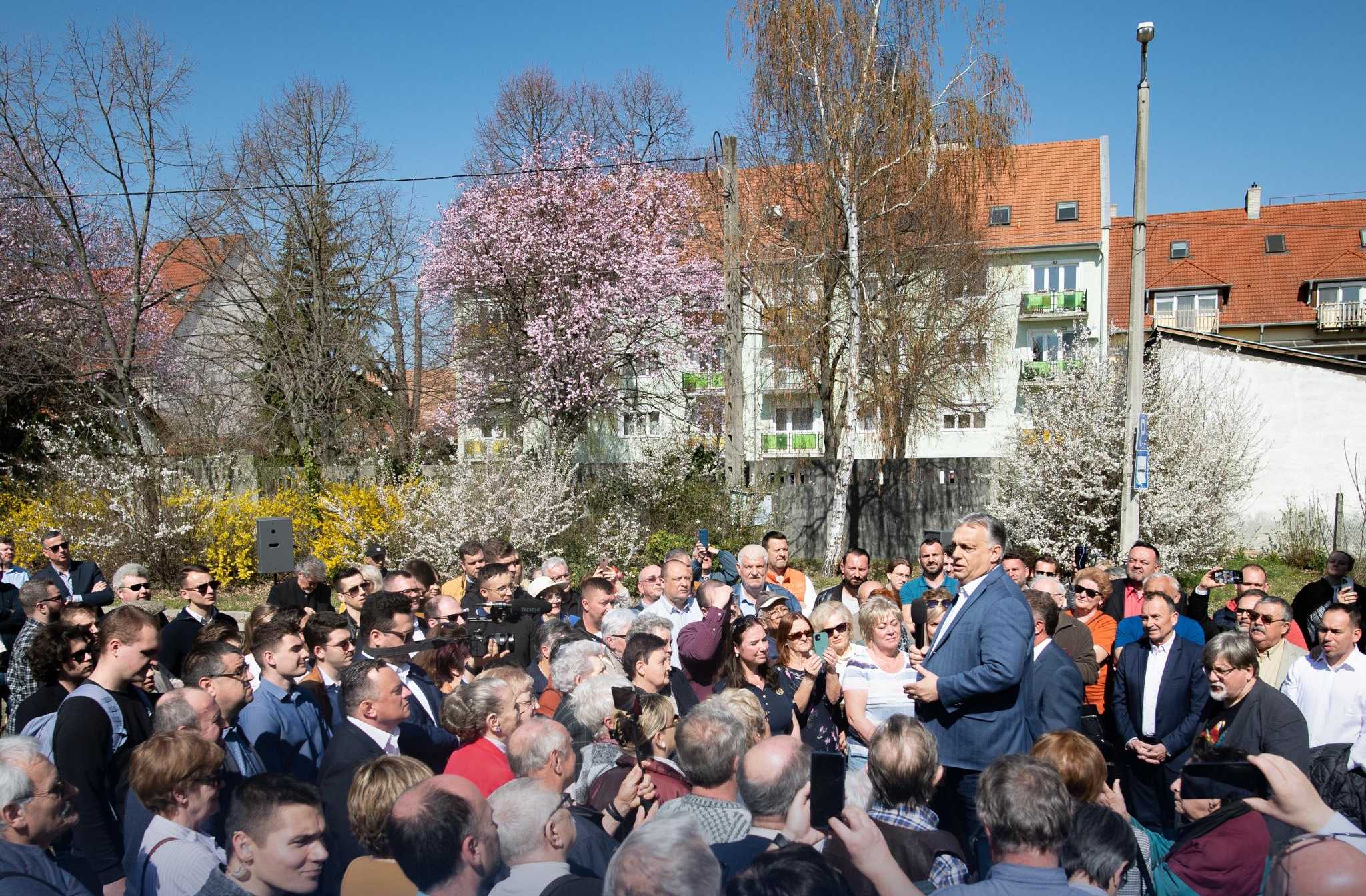 Fotó: Orbán Viktor megint egy kisszéken állva kezdte meg a kampányát