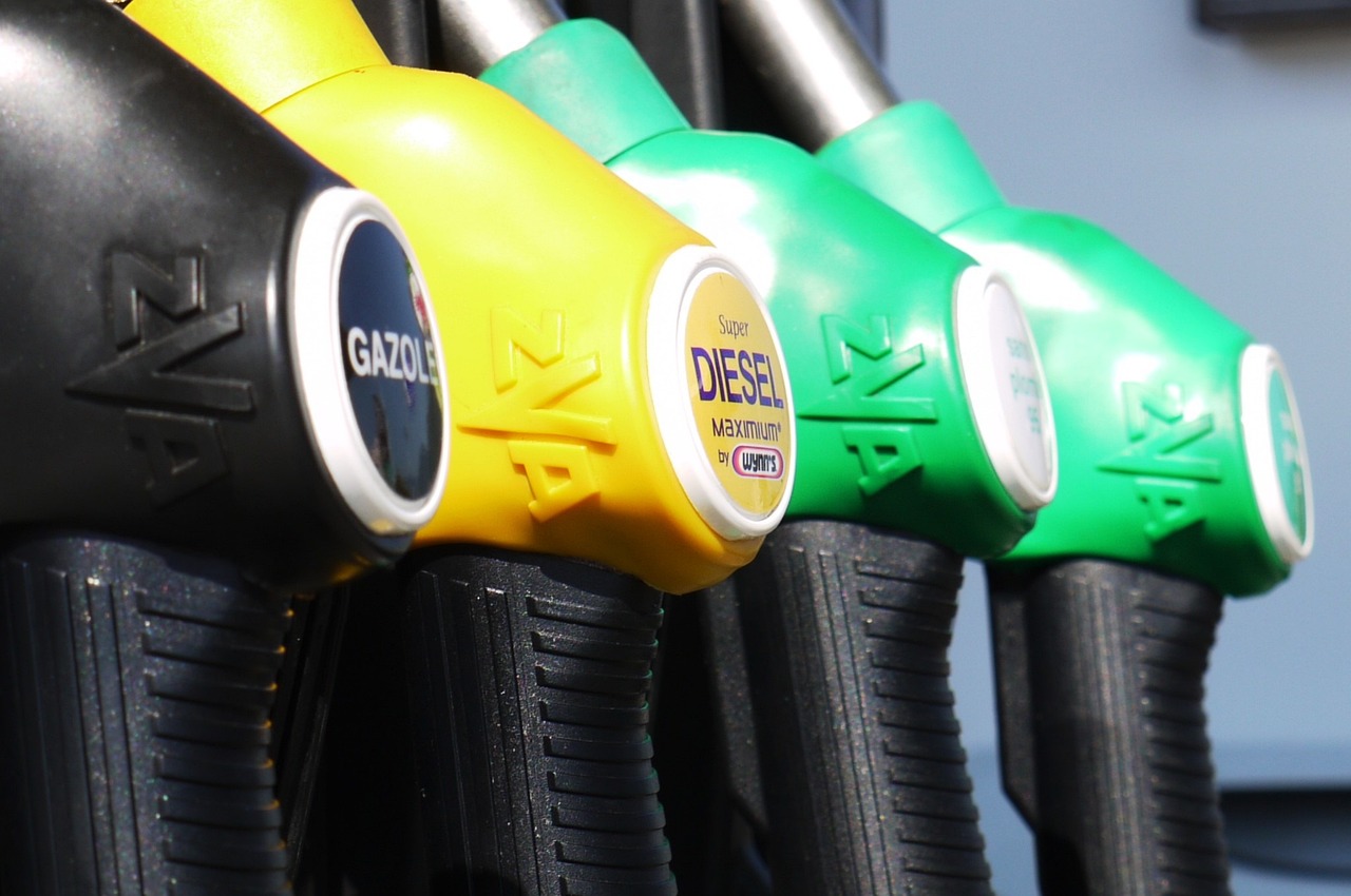 A benzin ára továbbra is az egekben, a diesel viszont olcsóbb lesz szerdától