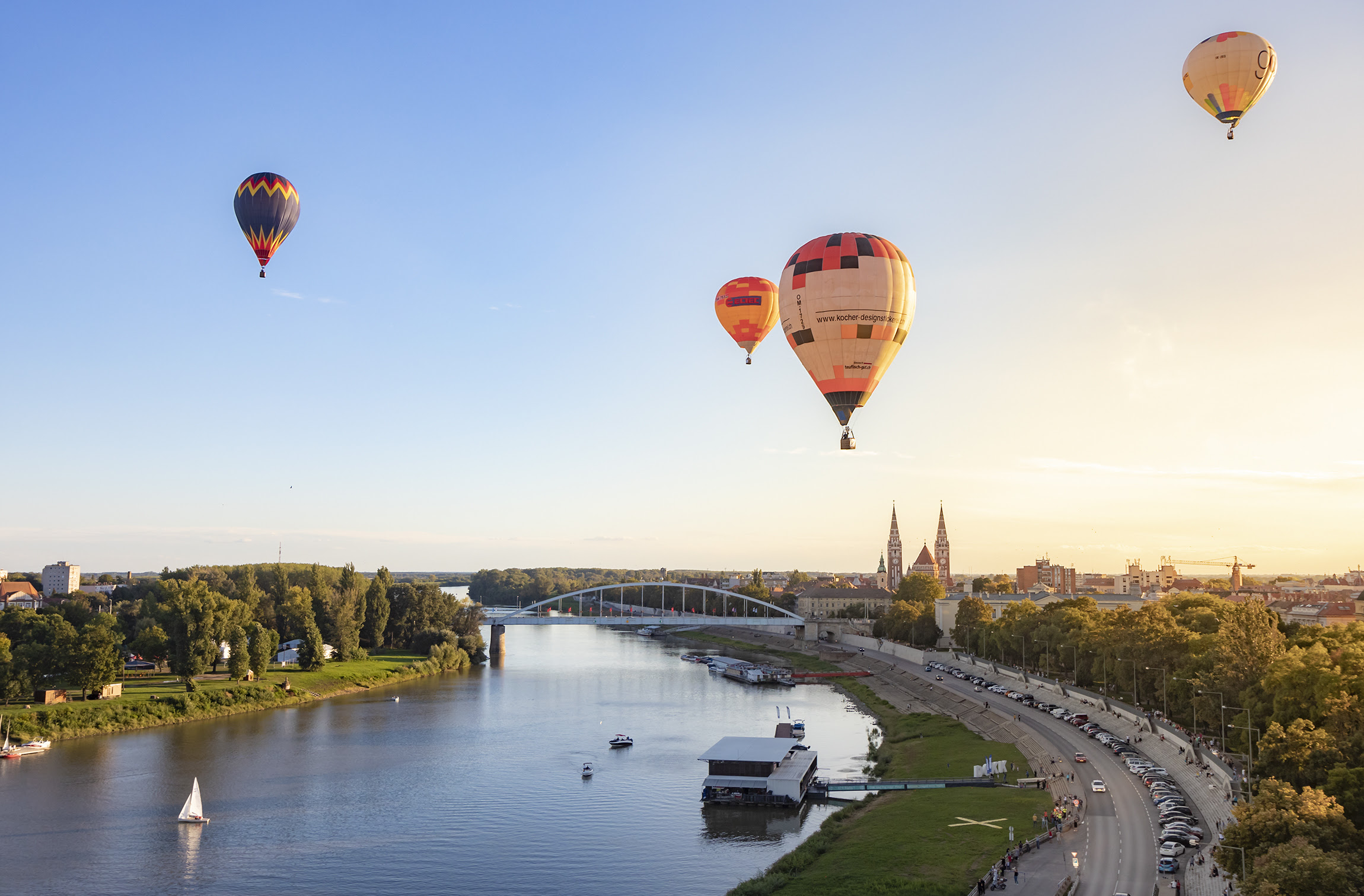 Száznál is több hőlégballon színezi be az eget Szegeden
