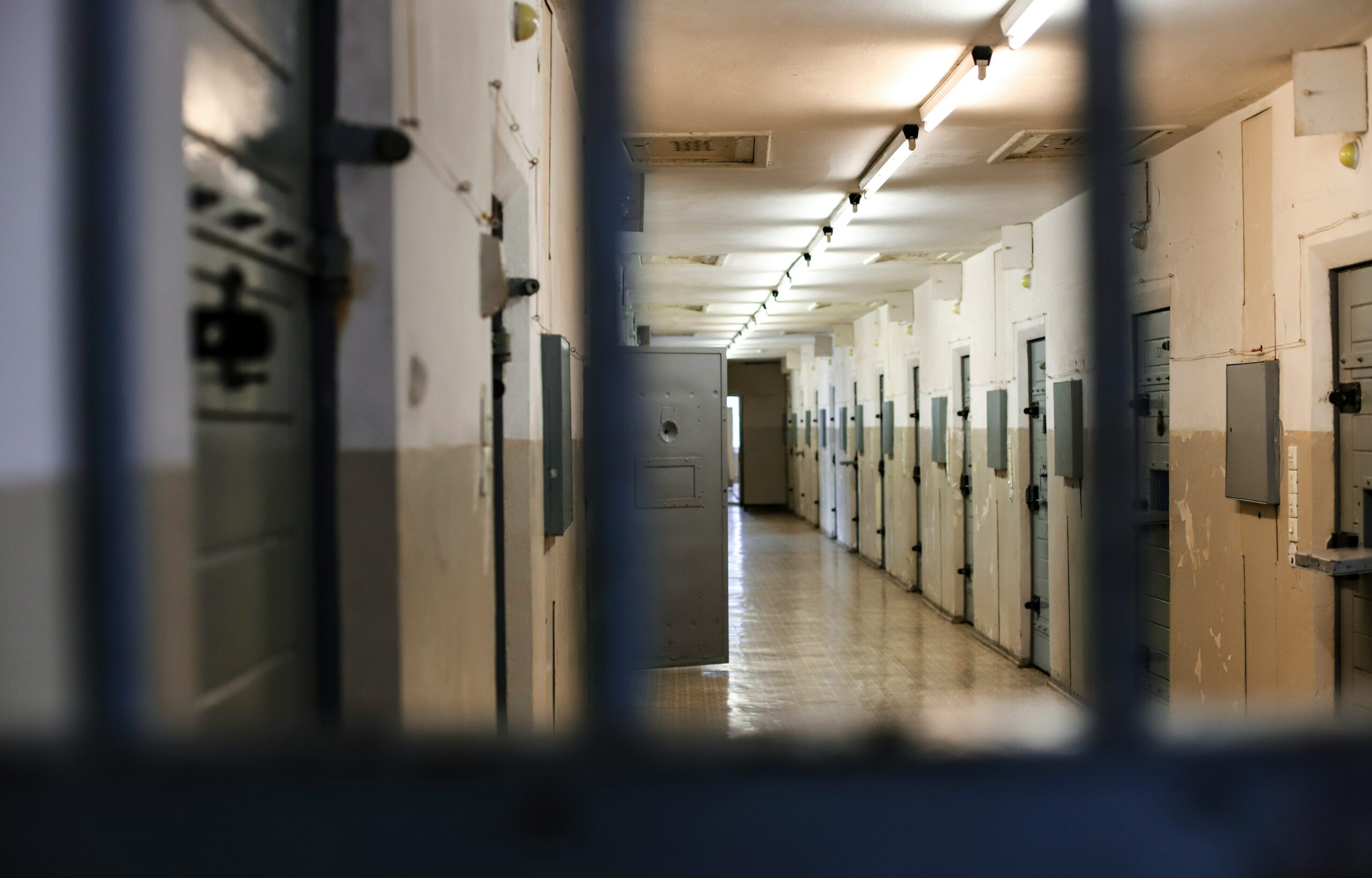 Hét miskolci börtönőr került katonai bíróság elé, mert megvertek egy rabot