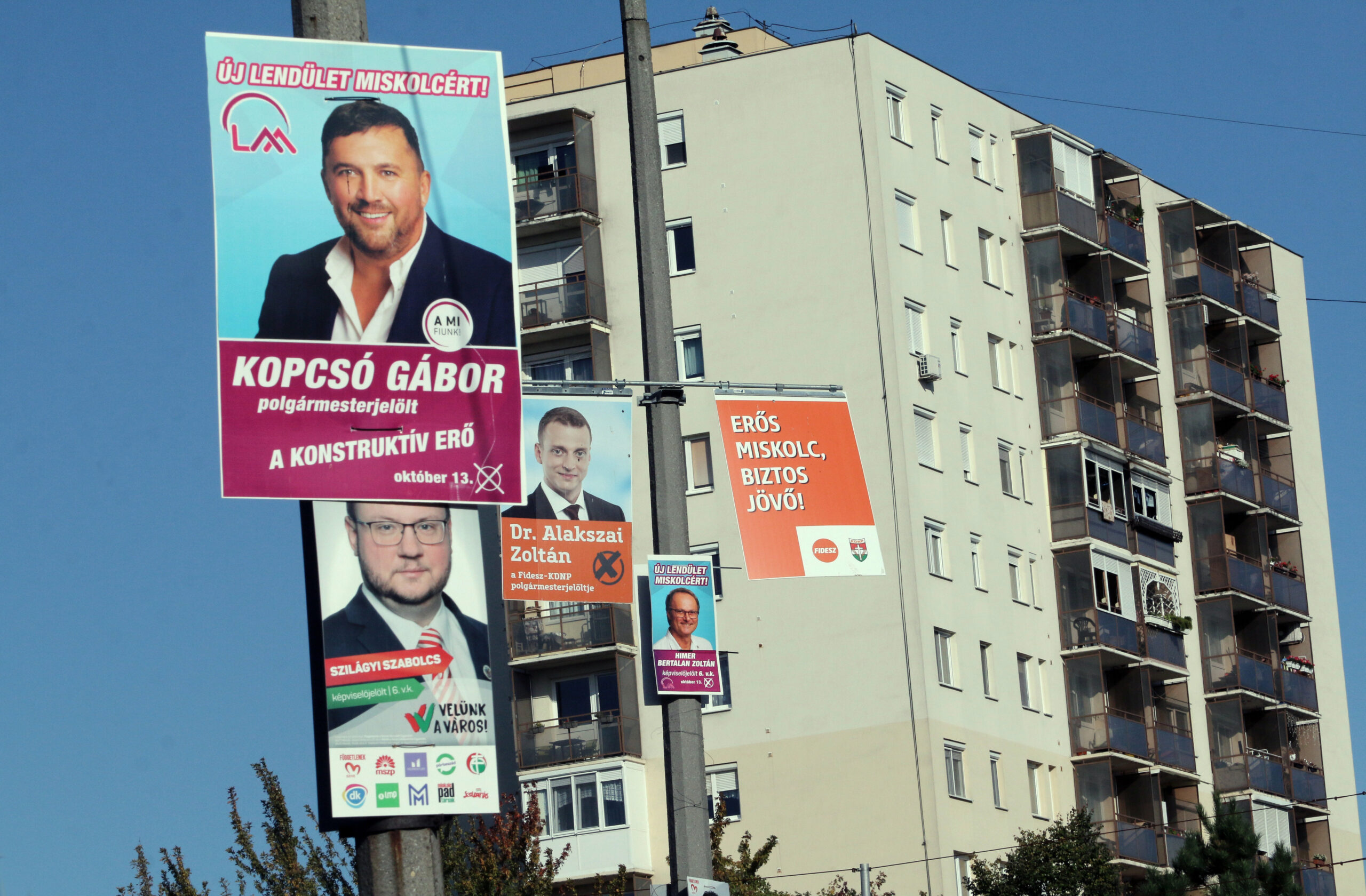 Választási plakátokat távolíthat el a Budapest Közút – ez az oka