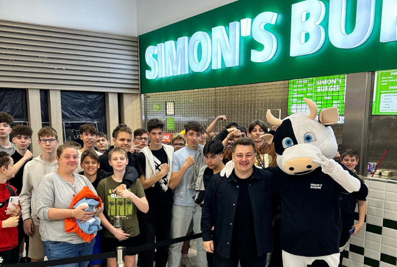 Végtelen hosszú sorban álltak a fehérváriak – ott is megnyitott a Simon's Burger