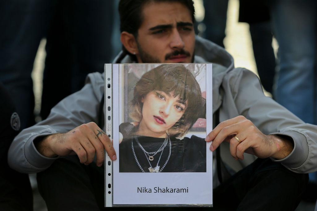 Szexuálisan zaklatták, majd megölték a 16 éves iráni tüntetőt, Nika Shakaramit