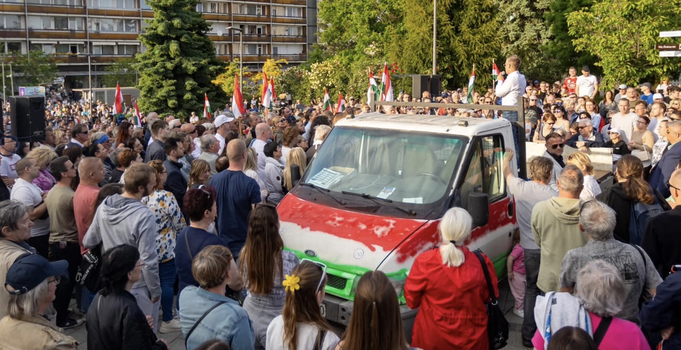 Magyar Péter nem lassít: Veszprémben is hatalmas tömeg volt kíváncsi a beszédére
