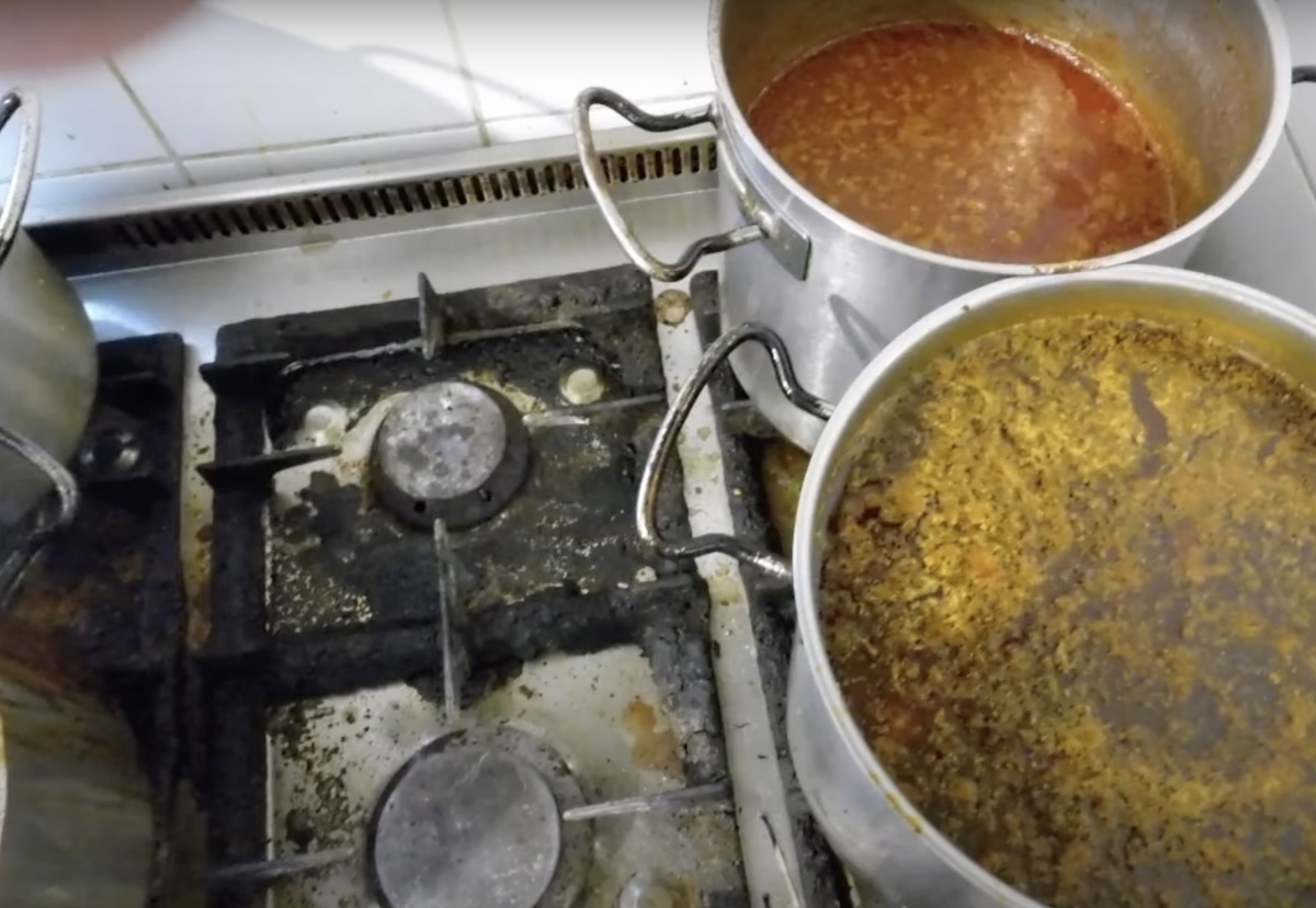 Gyomorforgató éttermet zárattak be Budapesten, elképesztő állapotok uralkodtak a konyhában – videó