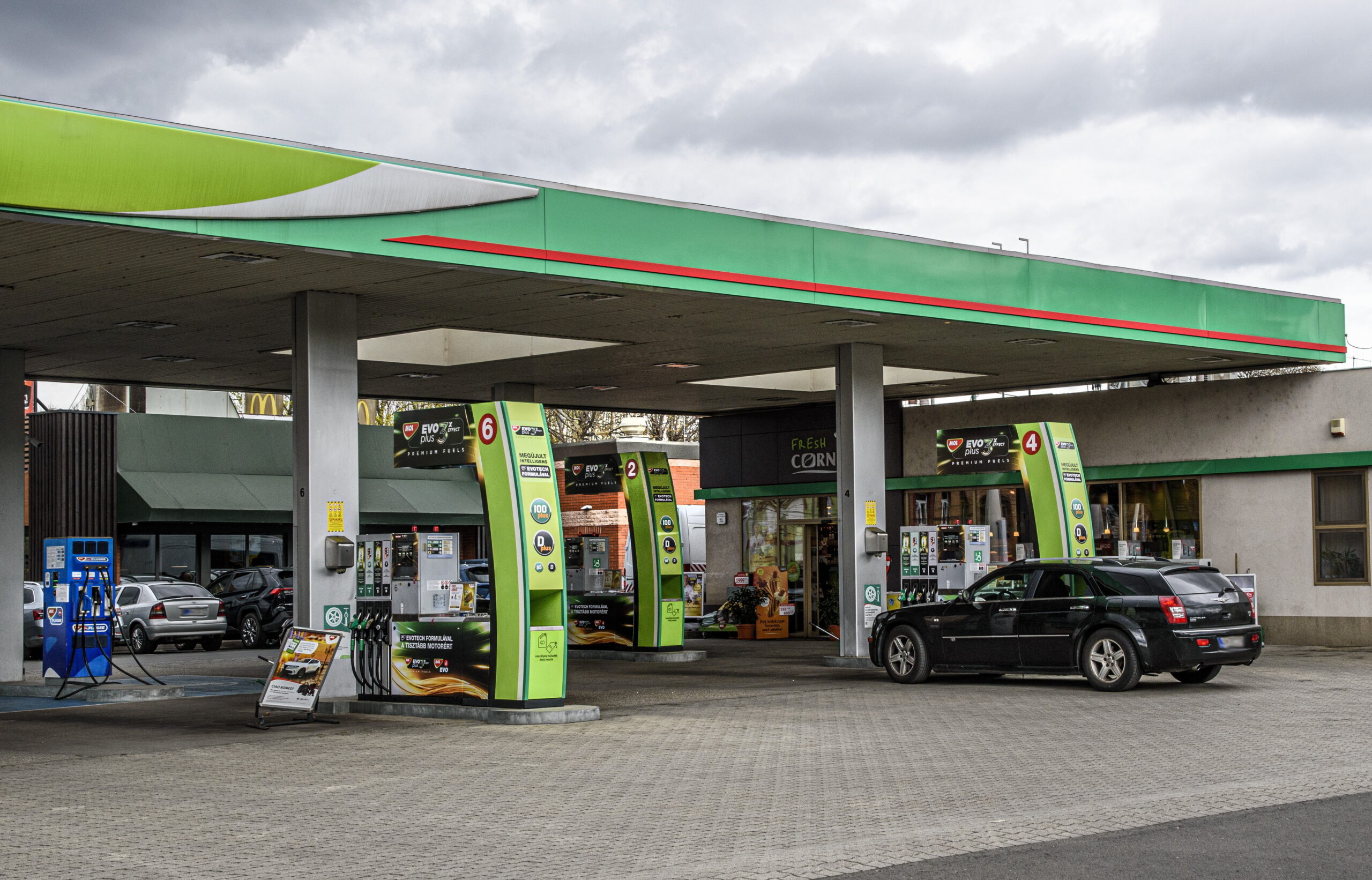 Rendkívüli bejelentést tett a Mol, szombattól tovább csökken a benzin ára