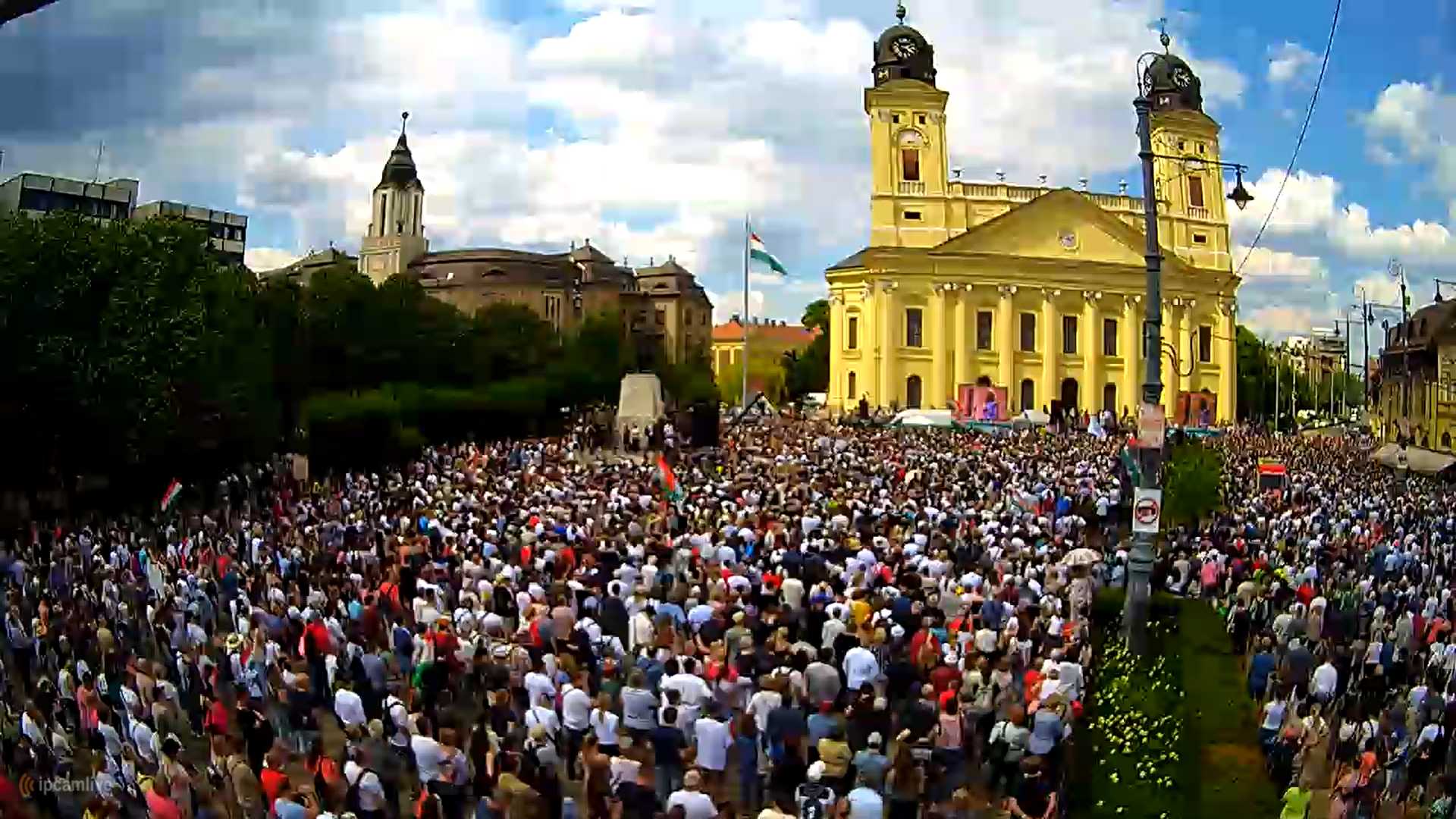 Így néz ki Magyar Péter tüntetése a debreceni webkamerán, amit tegnap még karbantartottak