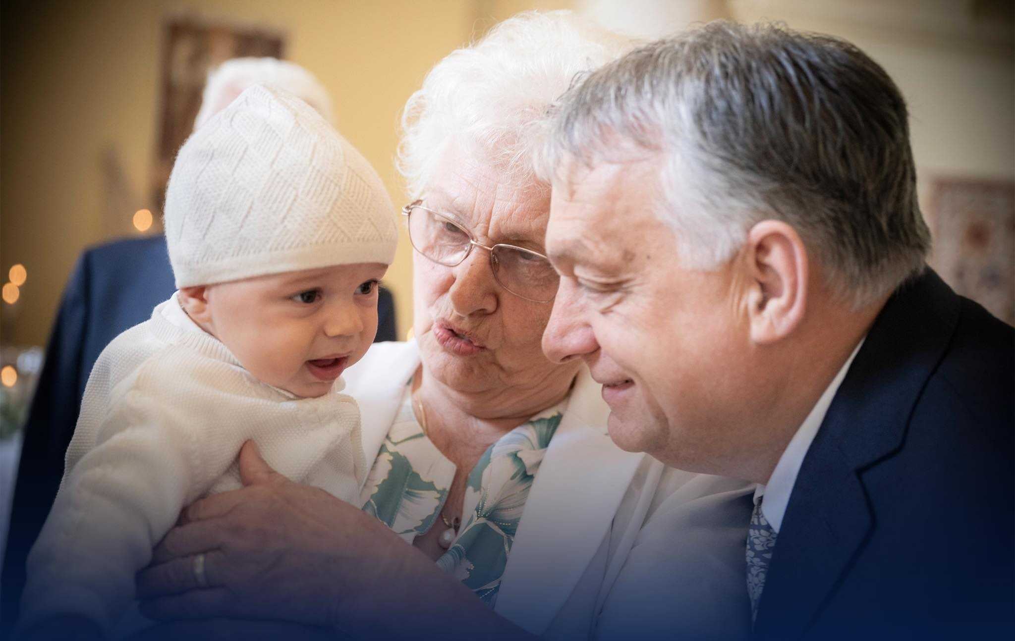 Orbán Viktor három generációnyi cukisággal jelentkezett be anyák napján
