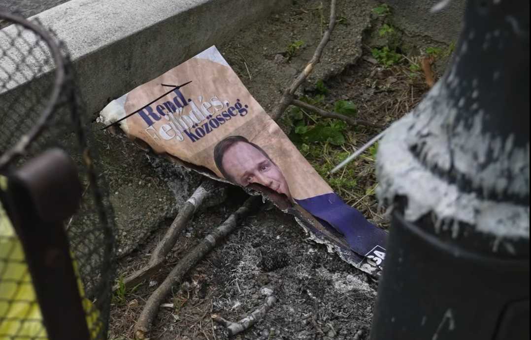 Durvul a kampány: fideszes plakátokat gyújtottak fel az I. kerületben – kiakadt a polgármester-jelölt