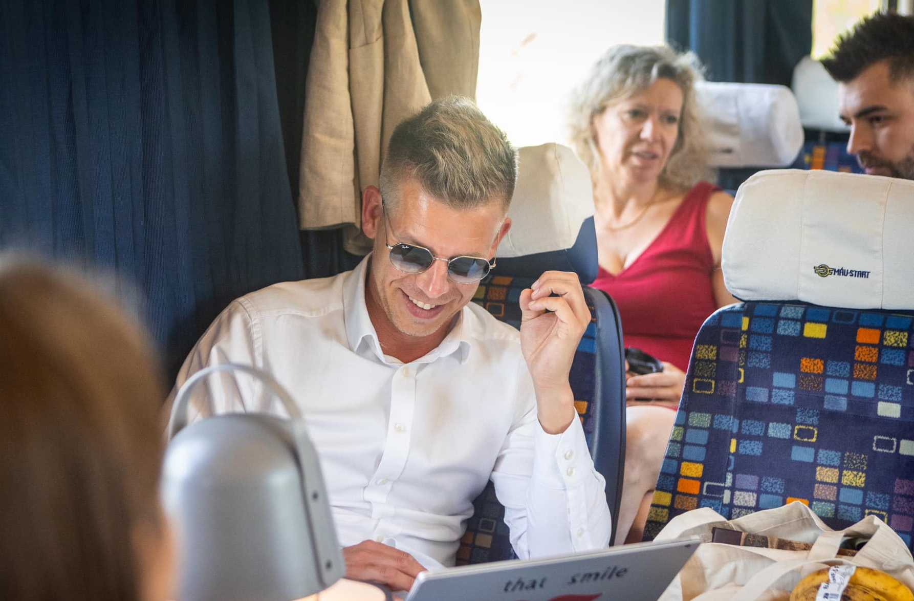 Magyar Péter képet posztolt a vasúti kocsiból, amiben Debrecenbe utazott: „62 TEK-es sem vigyáz rám évi 1 milliárd forintért”