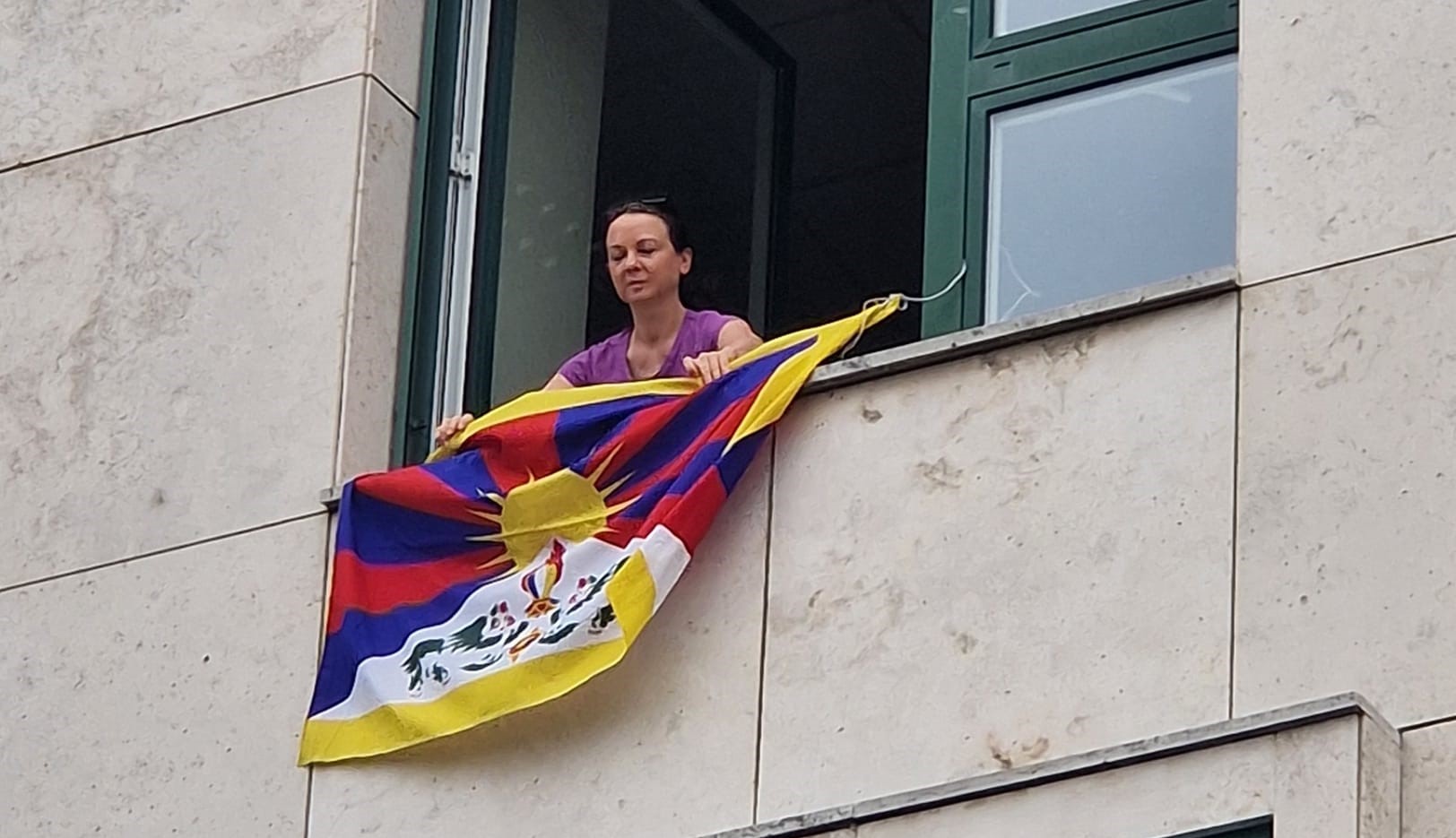 Tibeti zászlót helyezett ki az irodája ablakán Szabó Tímea a kínai elnök érkezése előtt