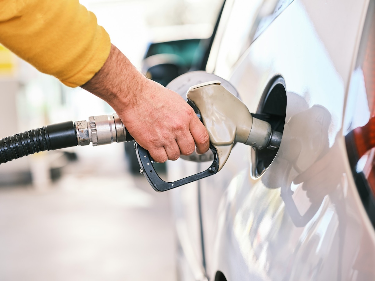 Zuhanórepülésben az üzemanyagárak, péntektől még olcsóbb lehet a tankolás