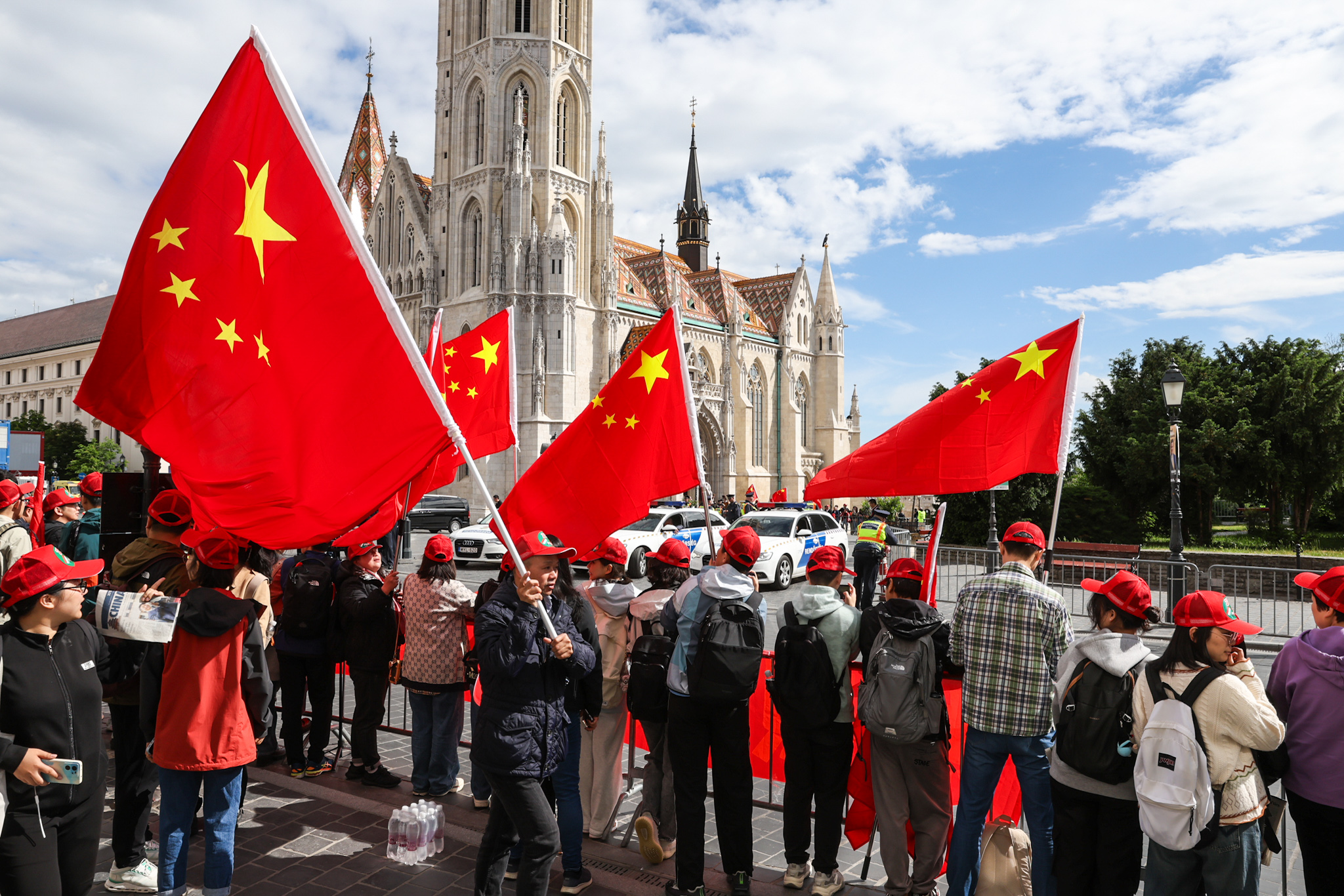 Fotók: Kis időre a Várba költözött a kínai kommunista diktatúra, kivezényelt rajongók és zászlóerdő várta Hszit