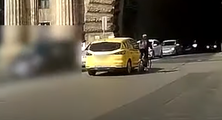 Döbbenetes videó: Ráhúzta a kormányt a biciklisre a taxis és még neki állt feljebb