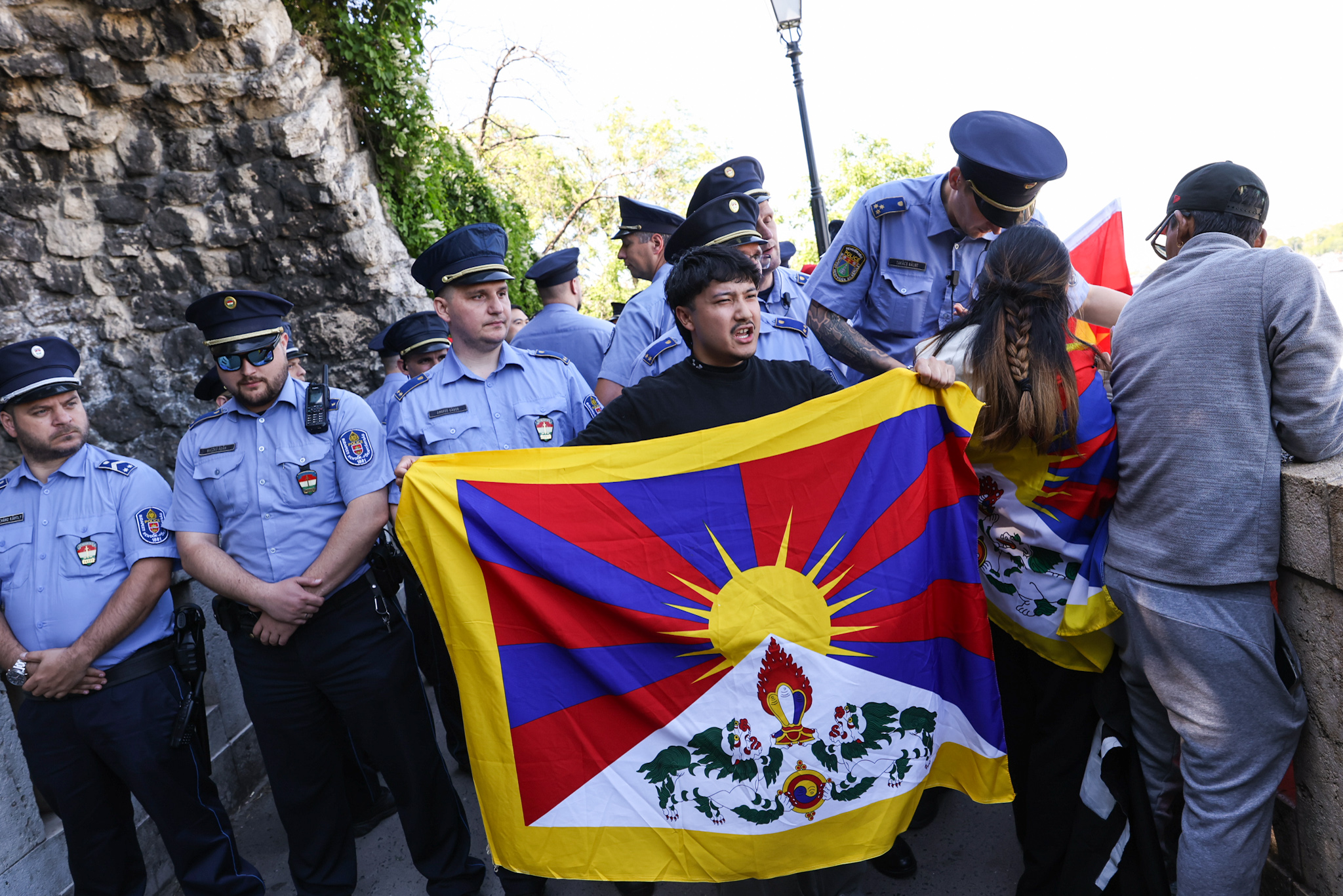 Kínaiak próbálták a tibeti zászlót leszedni, magyar rendőrök avatkoztak bele a távol-keleti zászlócsatába
