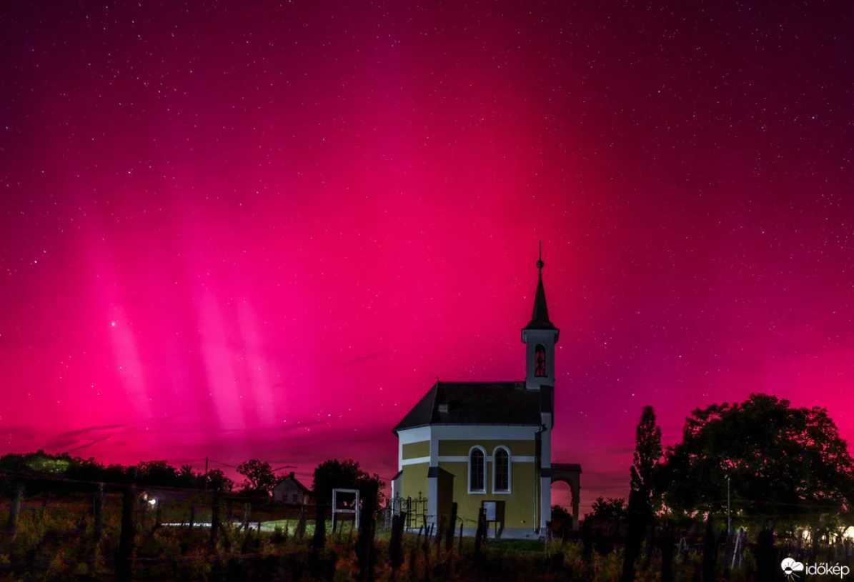Elképesztő fotókon a sarki fény Magyarország felett – szombat este is folytatódik a látványos égi jelenség