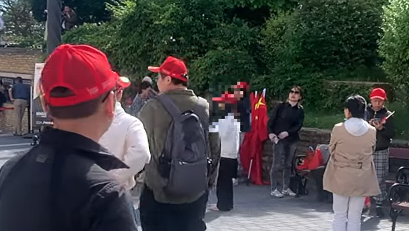 Rejtett kamerával eredtek a Budapest utcáit ellepő piros sapkás kínaiak nyomába