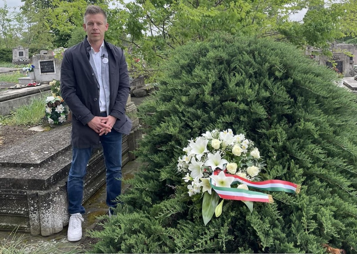 Magyar Péter Kömörőben meglátogatta nagyapja, Dr. Erőss Pál sírját – mesélt a többi őséről is