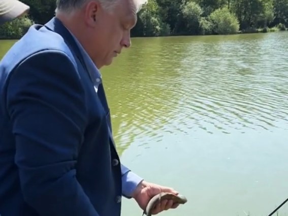 Orbán Viktor öltönyben horgászott, derült ki a  TikTok videójából