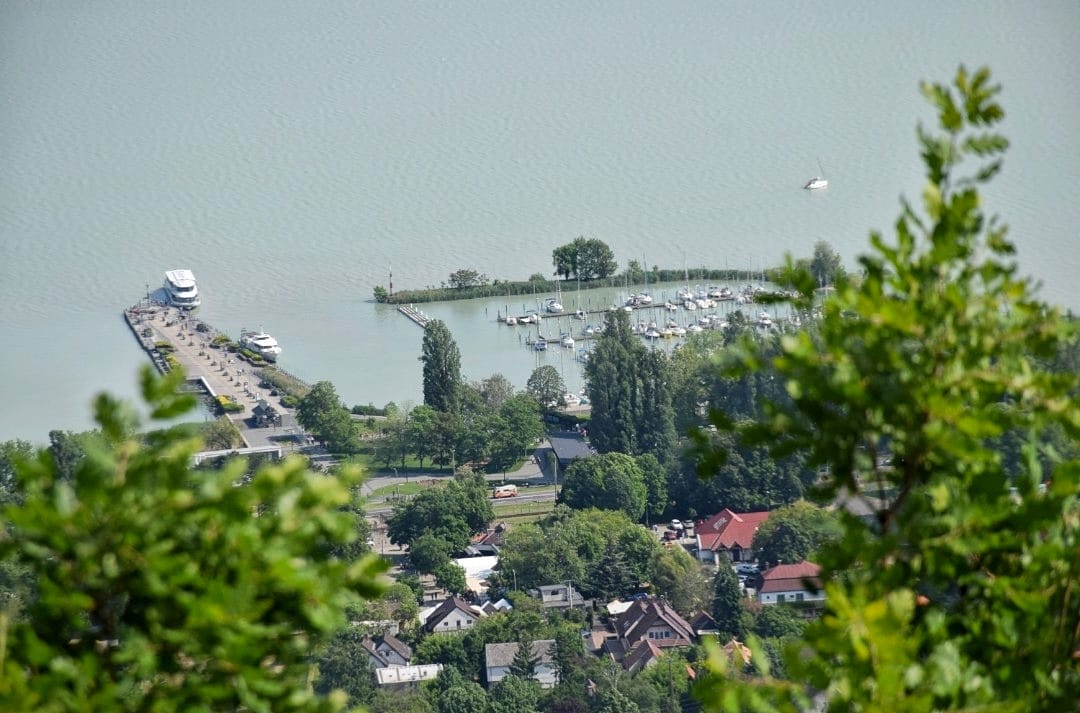 Fantasztikus Badacsony tavasszal: opálos kék víz, harsogó zöldek, illatozó vadvirágok, romantikus hegyi utak