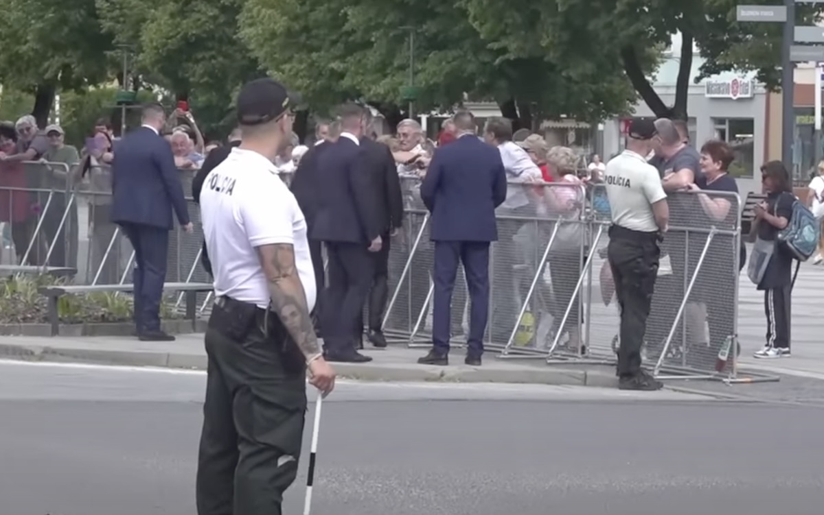 „Nem láttam rajta, hogy őrült tervet eszelt volna ki” - megtalálták Robert Fico merénylőjének szomszédját