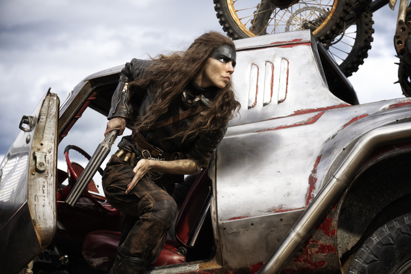 Mocskos, véres, kegyetlen és csodálatos a Furiosa: Történet a Mad Maxből – az év akciófilmje