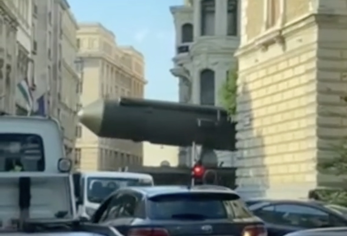 Hatalmas rakéta húzott át Budapest belvárosán