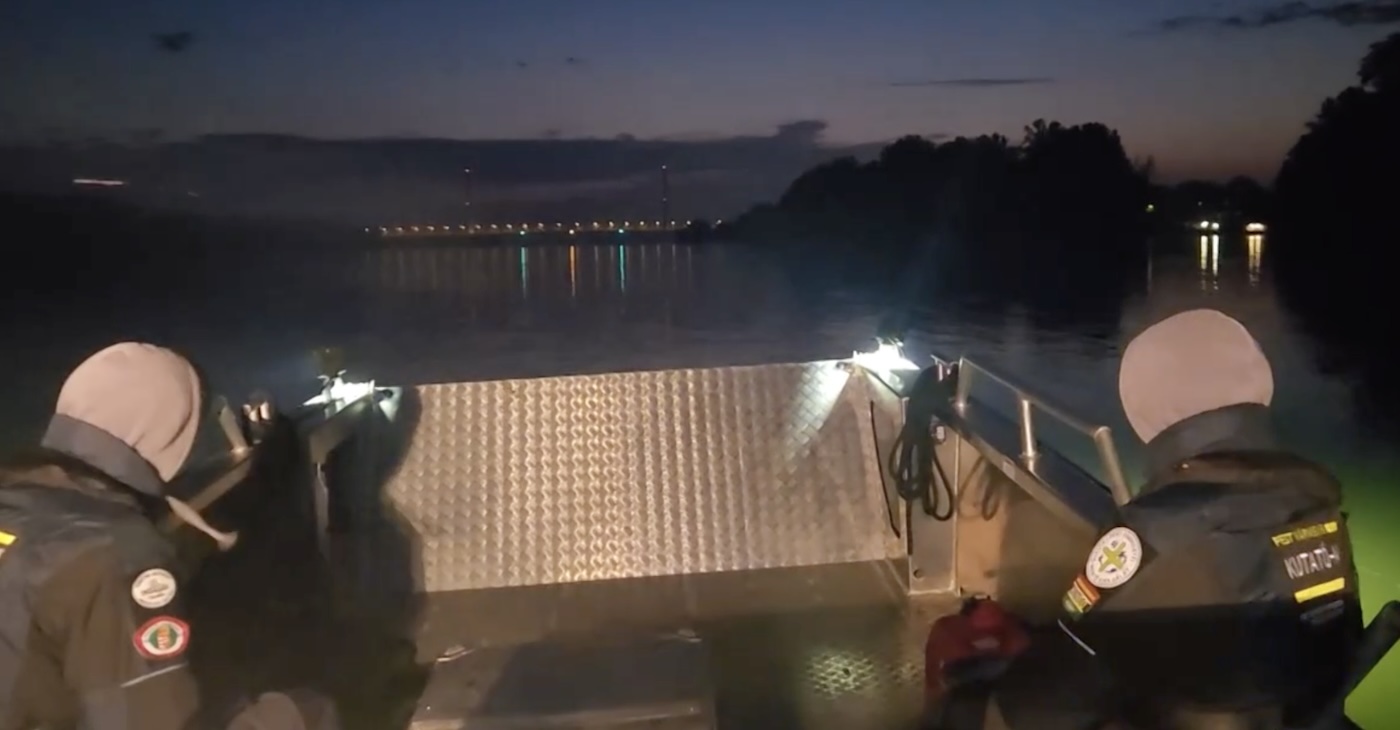 Videón, ahogy a verőcei halálos hajóbaleset áldozatai után kutatnak