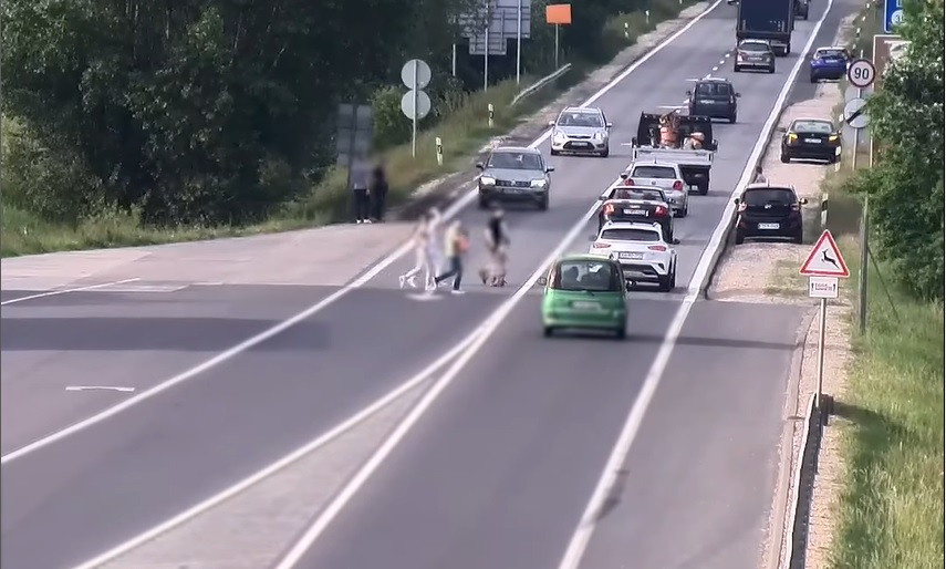 Döbbenetes videó: a gyerekeik életét is kockáztatva rohangált át több család az M2-esen