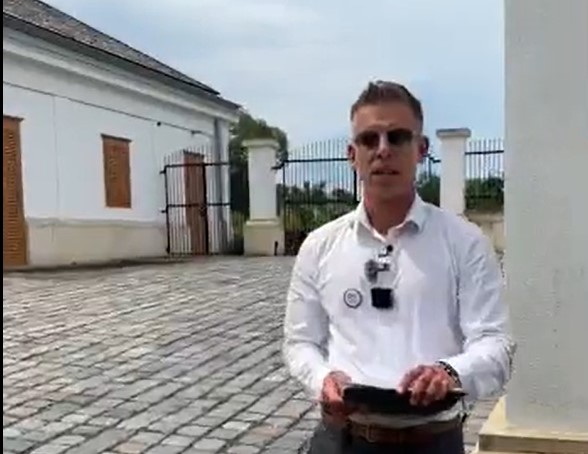 Magyar Péter odaállt a hatvanpusztai Orbán-birtok kapujába: 10 milliárdot költöttek erre az épületre, 20-25 kertész dolgozik folyamatosan