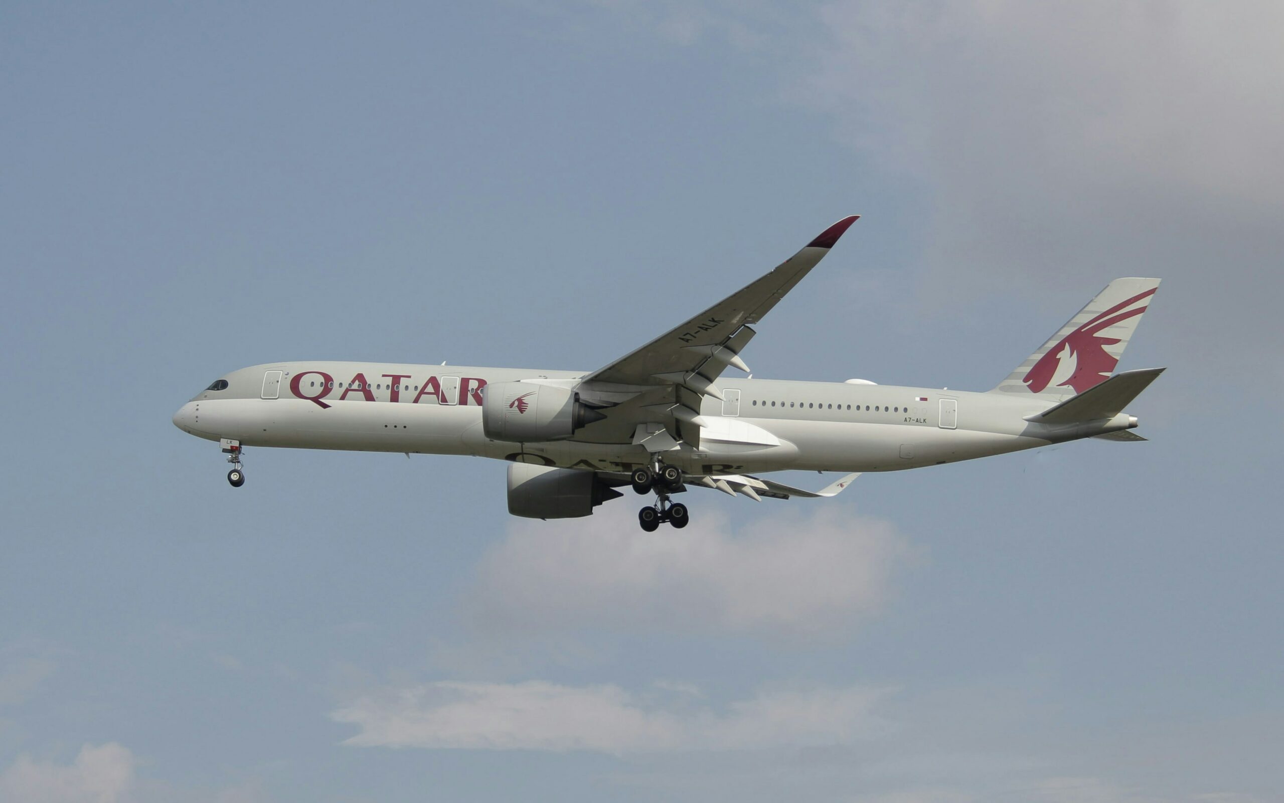 Tizenketten sérültek meg a Qatar Airways járatán, miután légörvénybe került a repülőgép