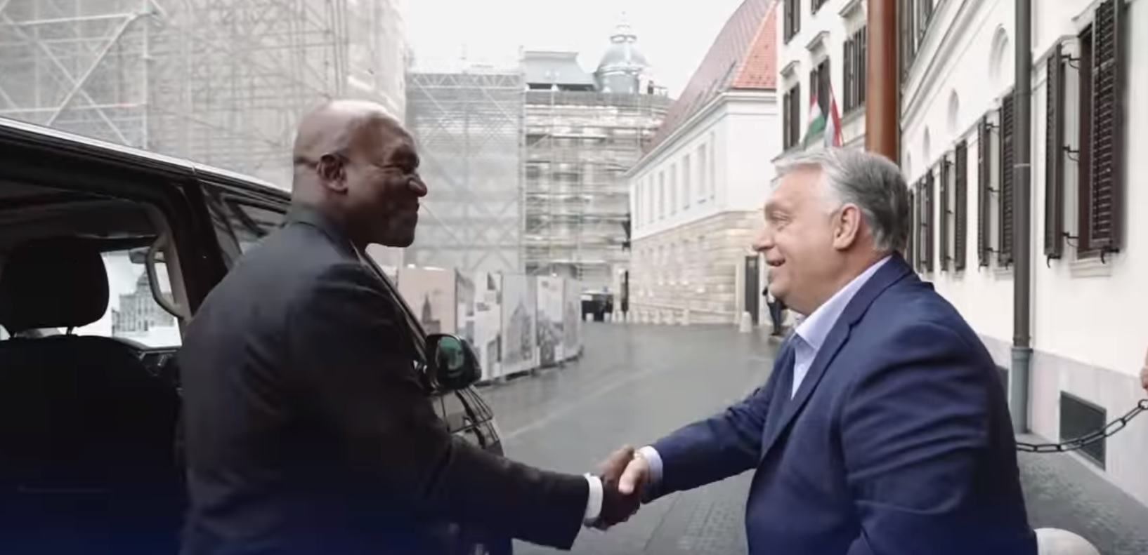 Orbán Viktor vendége, Evander Holyfield az Országház főlépcsőjén ütött néhányat a levegőbe