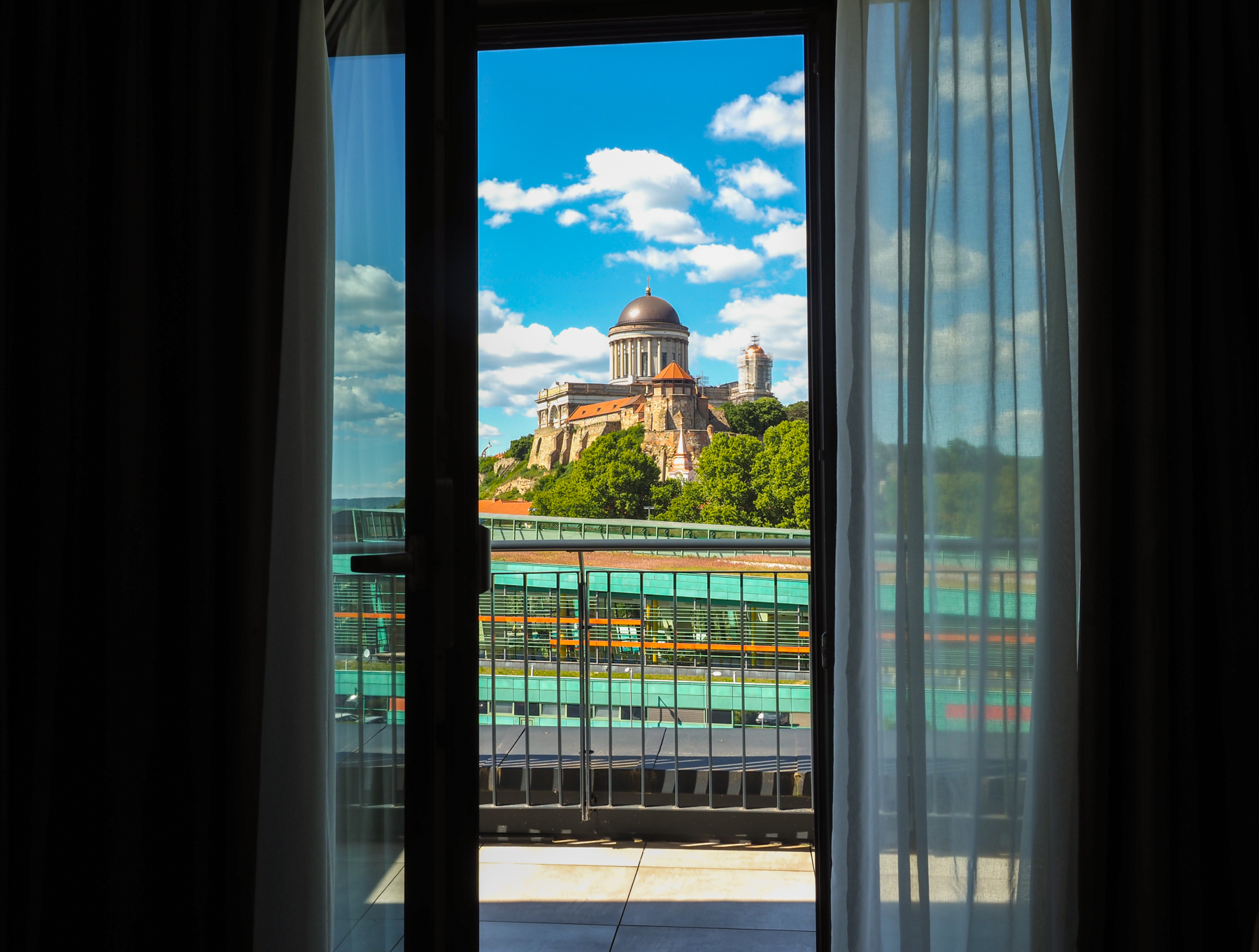 Az Esztergomi Bazilika látványa a szaunából, vagy éppen a szobád ablakából - ilyen a  Grand Hotel Esztergomban pihenni