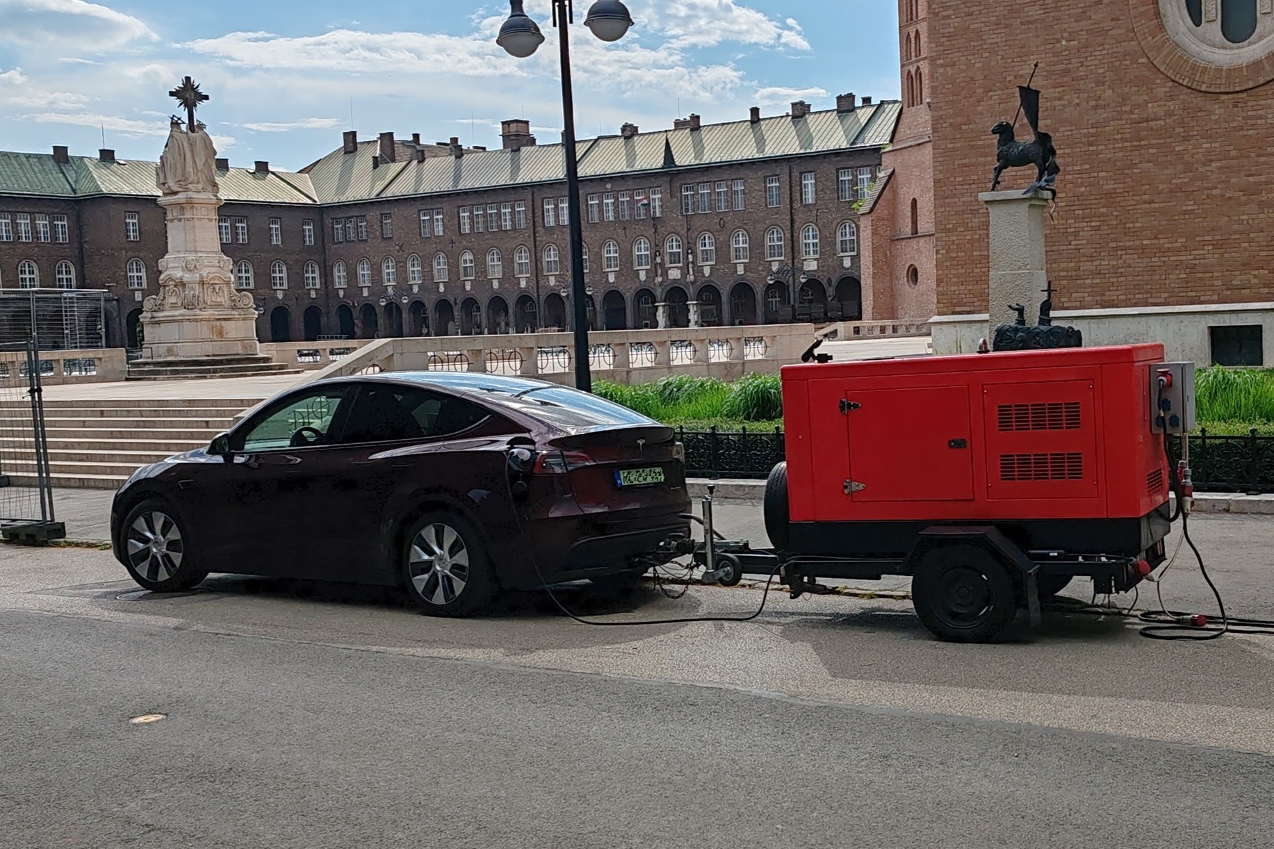 Fényképen a szegedi örökmozgó: dízelaggregátorról töltöttek Teslát a belvárosban