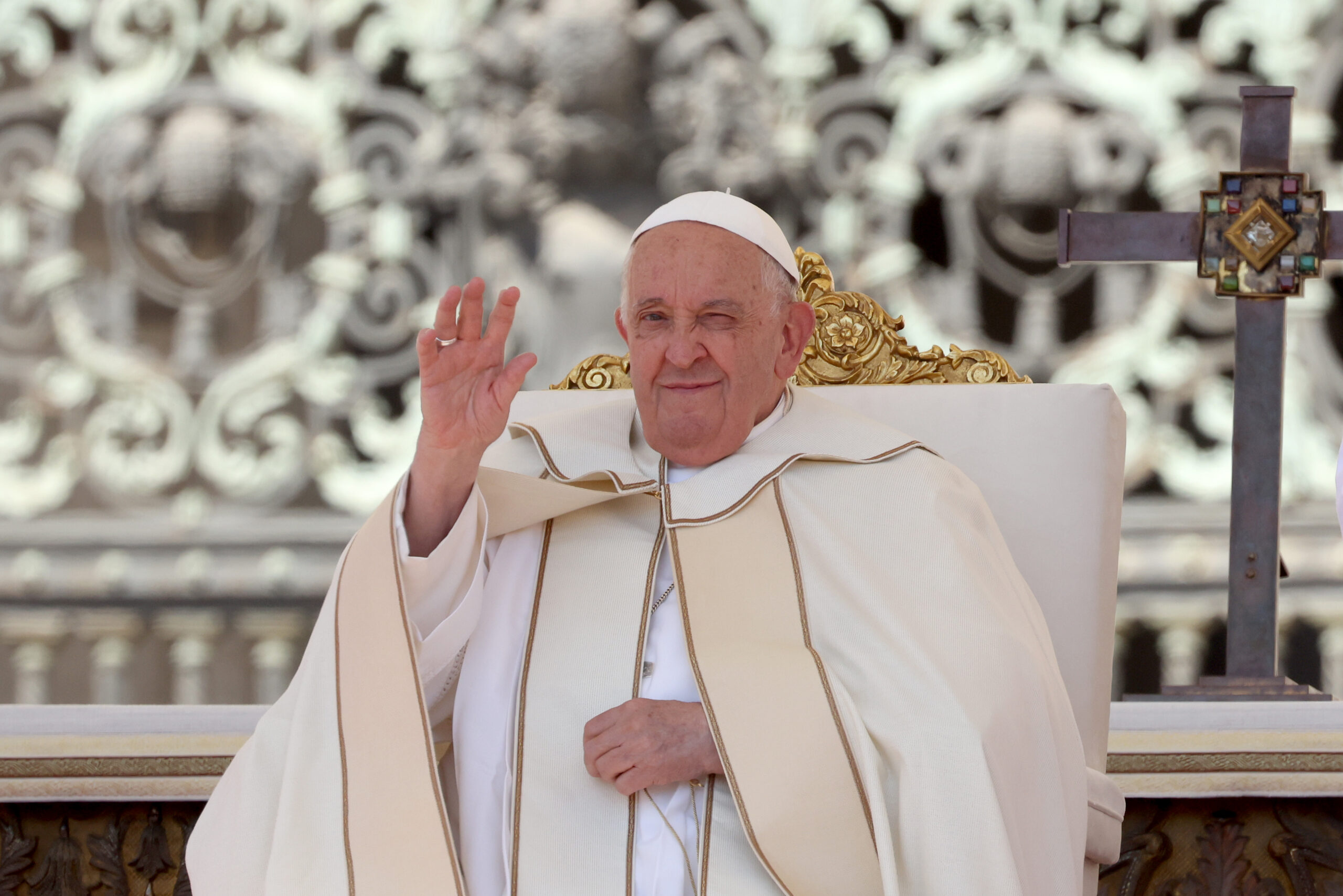 Úgy tűnik, buzizott egyet Ferenc pápa,  bocsánatot is kért a Vatikán