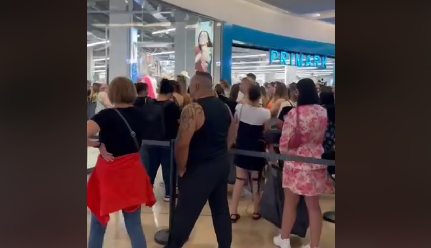 Kilométeres sor állt a Primark előtt a nyitáskor, órákat várhattak azok, akik be akartak menni