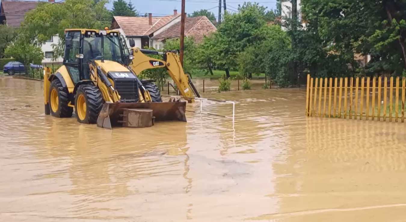 Brutális sárfolyam zúdult Zalalövőre, raklapokon át menekítették a gyerekeket a helyi iskolából