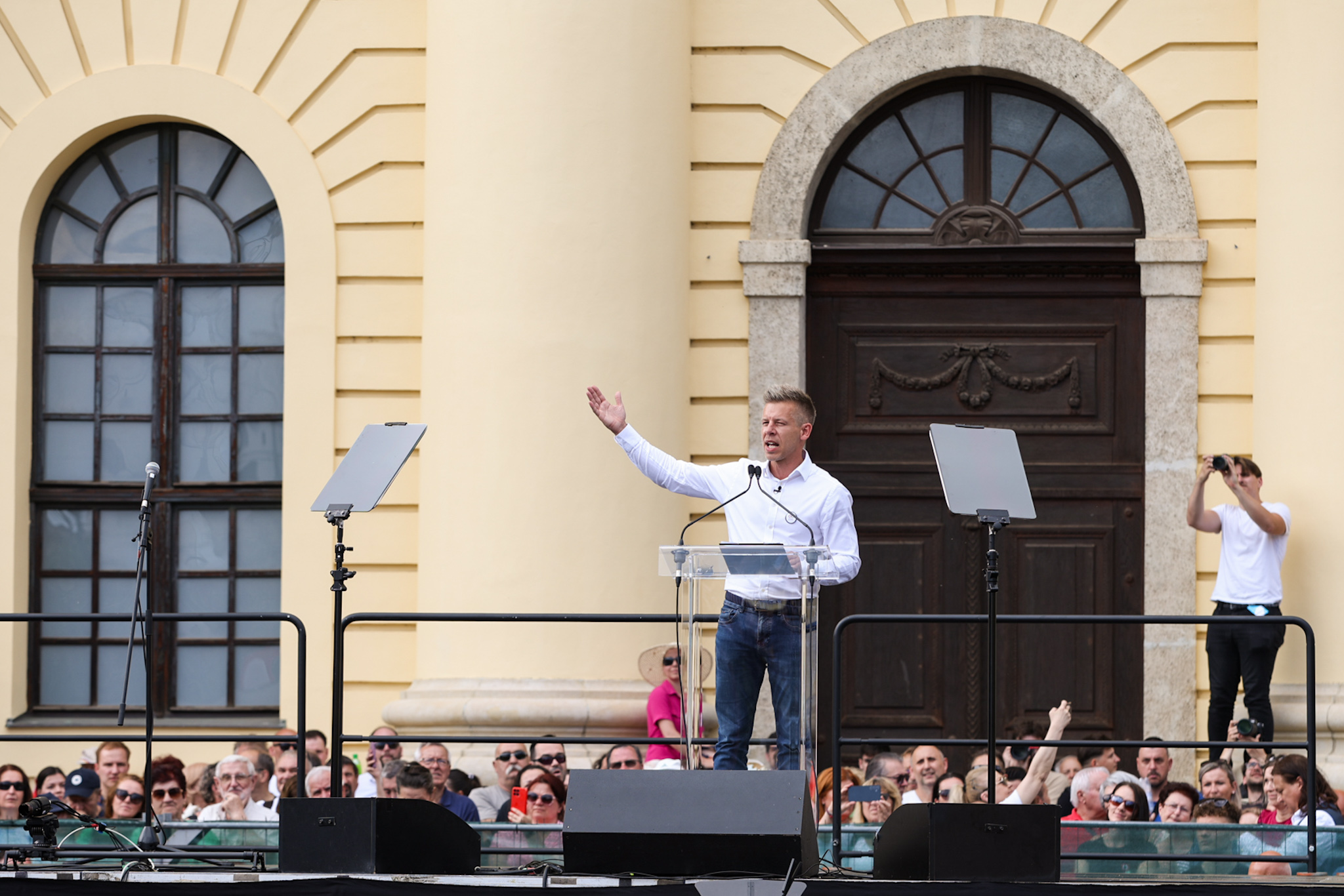 Esküt tett a tömeg és Magyar Péter is Egerben, ahol több ezren gyűltek össze a főtéren