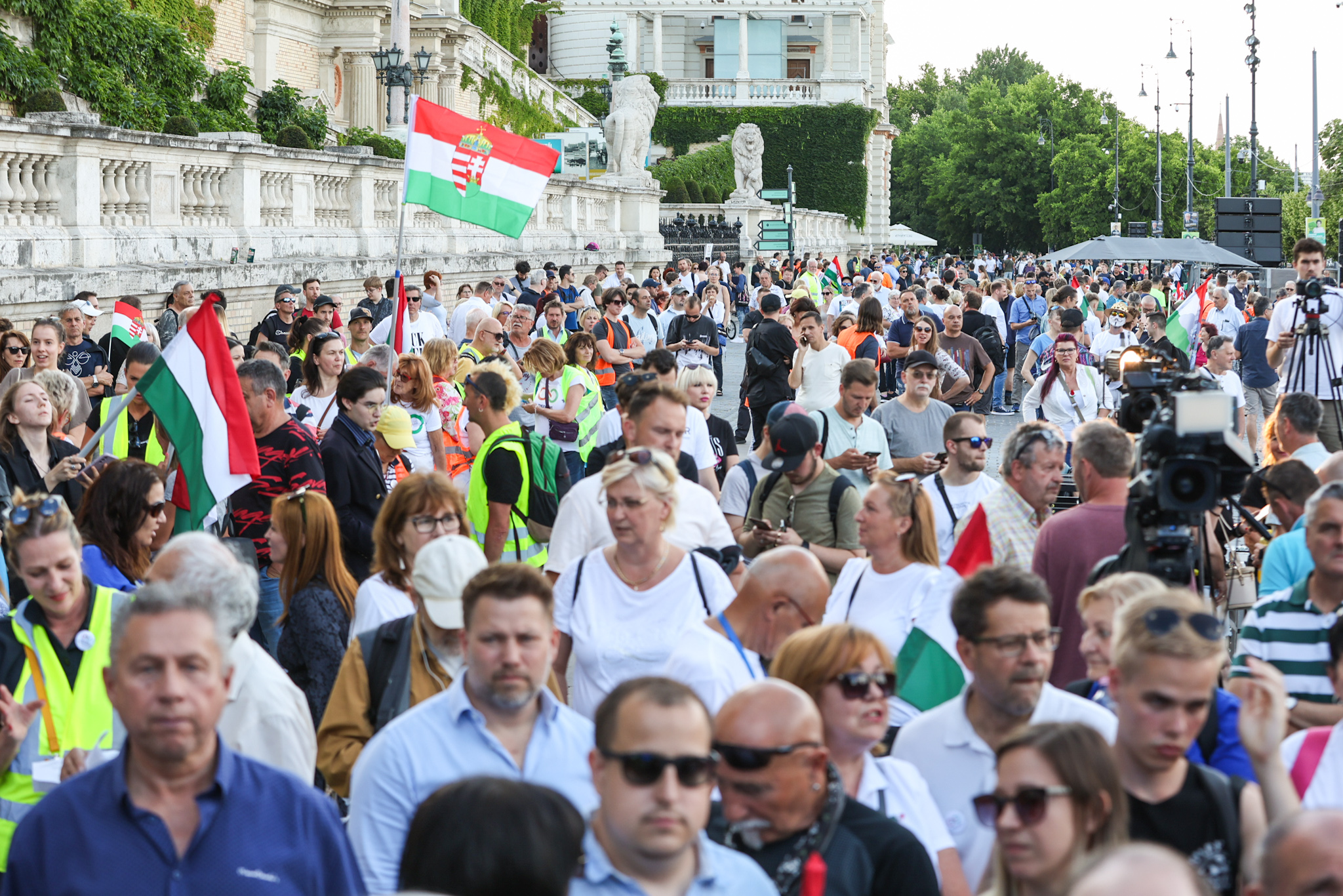 Fotók: Így gyülekezik a tömeg a Várkert Bazárnál, hogy együtt nézzék meg az MTVA európai parlamenti választási vitáját