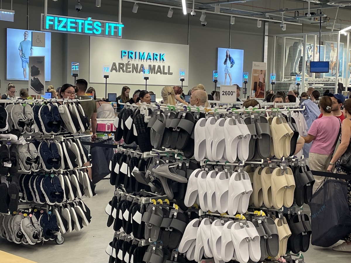 Megnéztük, hogy valójában mennyire olcsó a Primark, ahová még szerdán is több százan akartak bejutni egyszerre